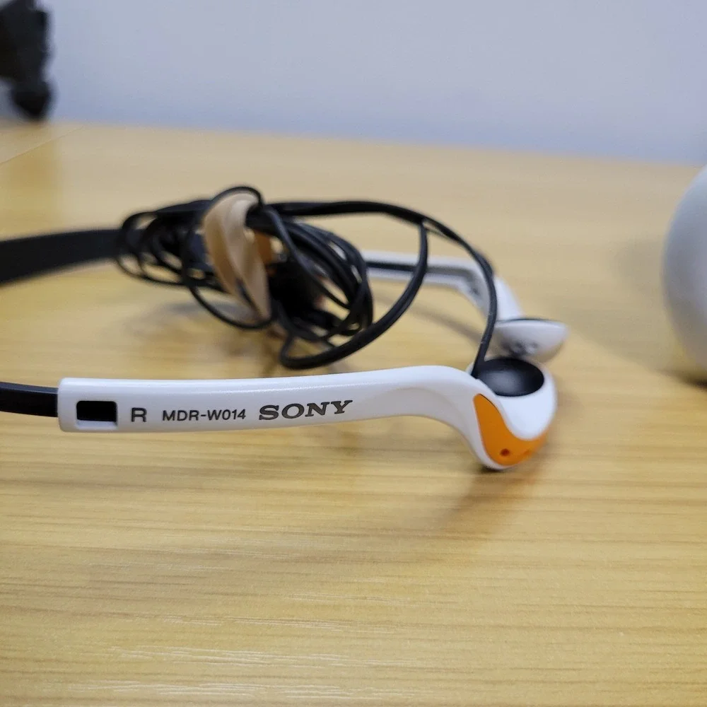 Sony S2 Walkman Sports Digital Radio FM-AM SRF-M80V with MDR-W014 Headphones